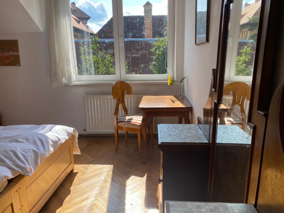 Rose'S Oldtown Apartment Braşov Buitenkant foto