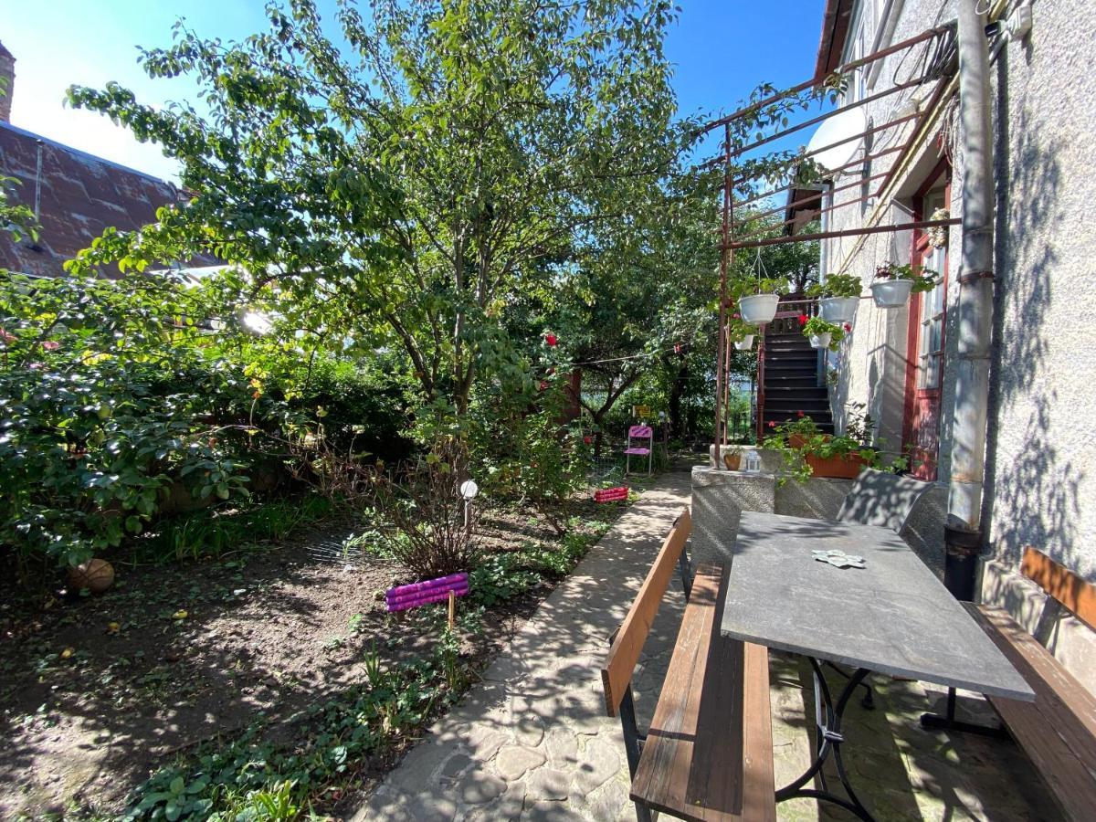 Rose'S Oldtown Apartment Braşov Buitenkant foto