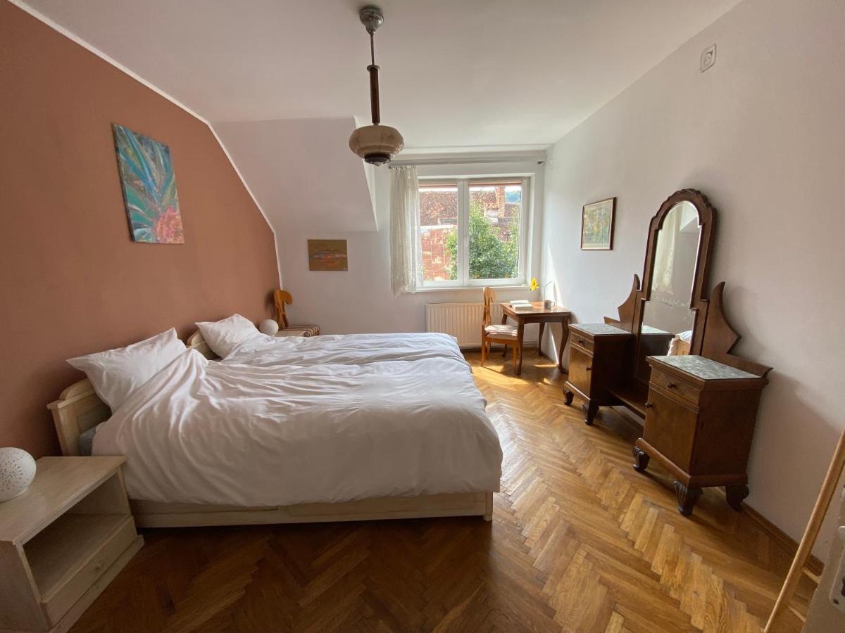 Rose'S Oldtown Apartment Braşov Buitenkant foto