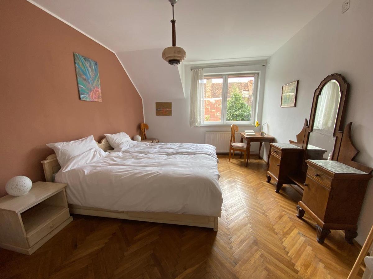 Rose'S Oldtown Apartment Braşov Buitenkant foto
