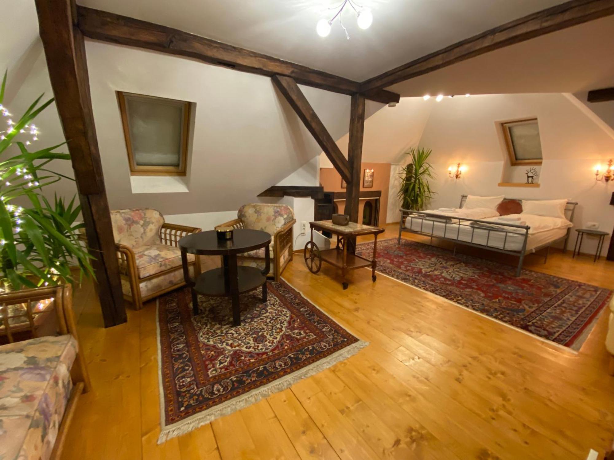 Rose'S Oldtown Apartment Braşov Buitenkant foto